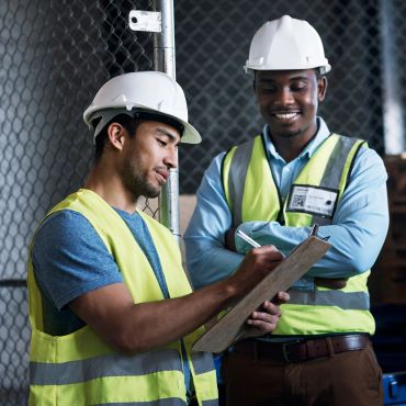 Trabajadores revisando planos en obra