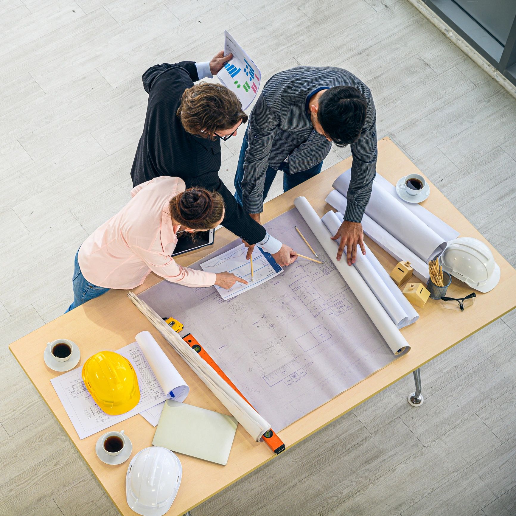 Equipo de ingeniería planificando